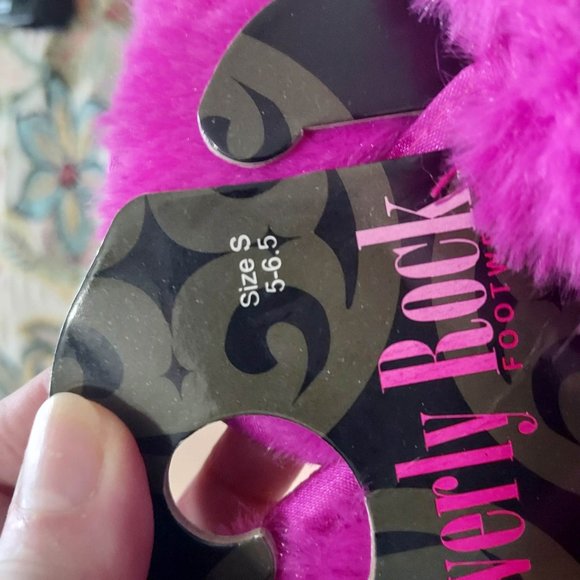 NWT Beverly Rock Footwear Fuzzy Thong Sandals Pink sz S 5-6 1/2 - Picture 3 of 5